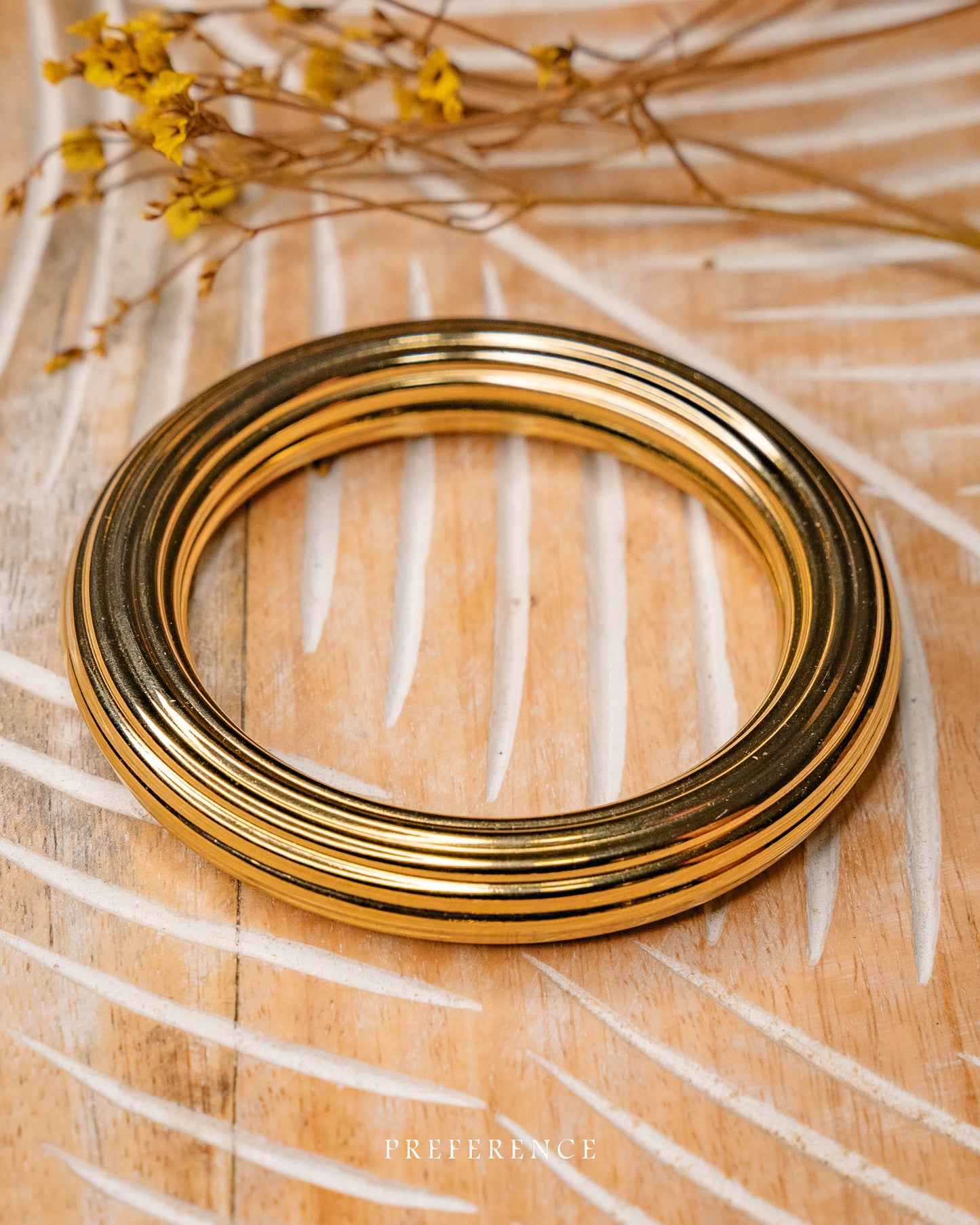 Divers bracelets en acier inox.