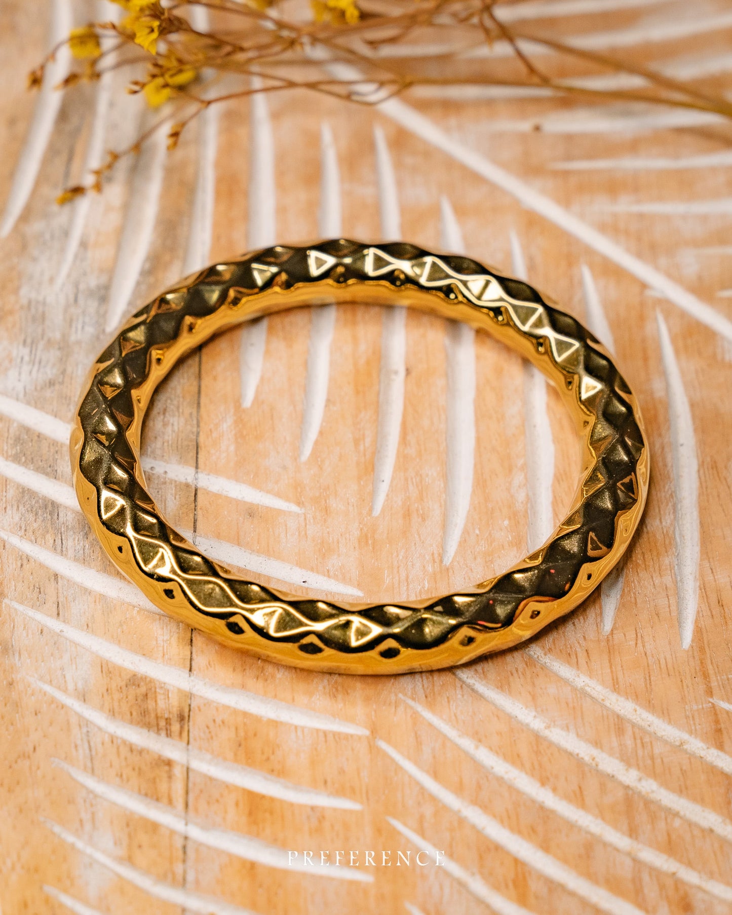 Divers bracelets en acier inox.