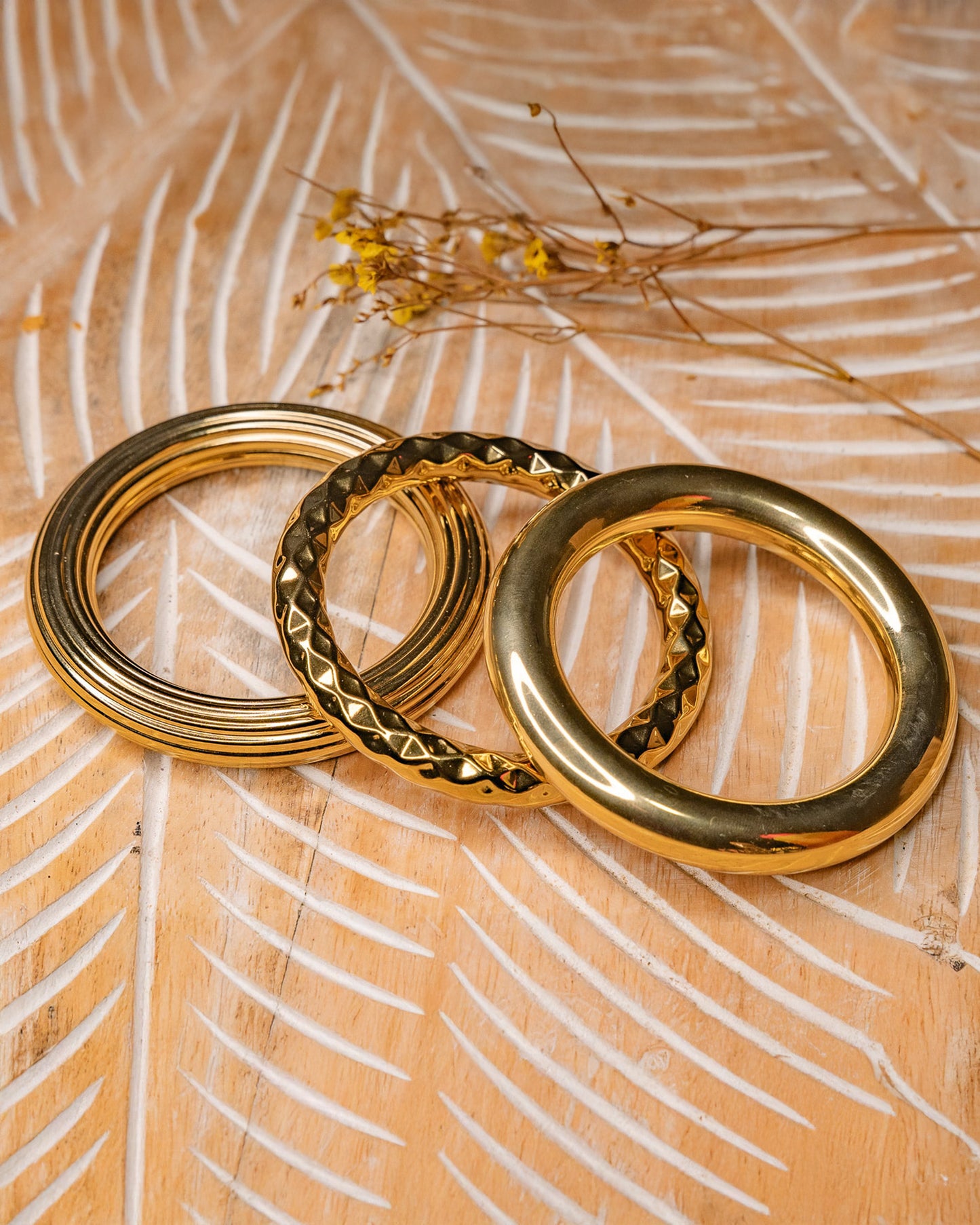 Divers bracelets en acier inox.